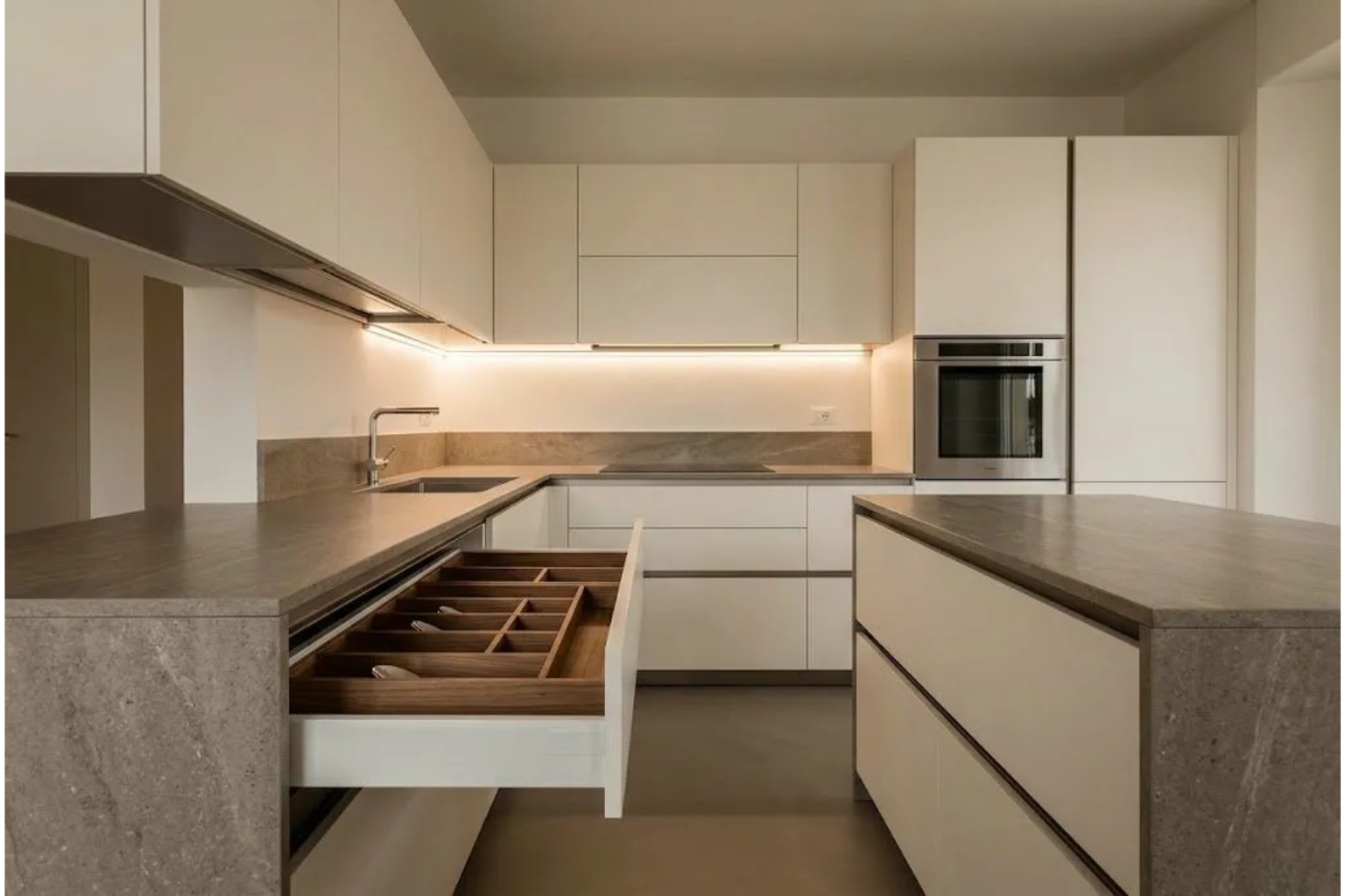 Cucina moderna su misura in laccato bianco con cassetti soft-close a Messina — LabLegno Arredi