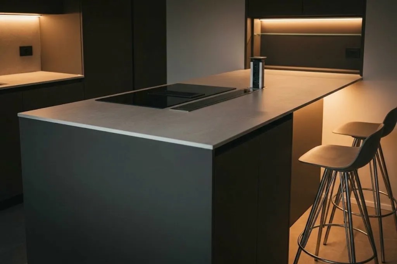 Cucina su misura con penisola in laccato scuro e piano induzione integrata a Messina — LabLegno Arredi