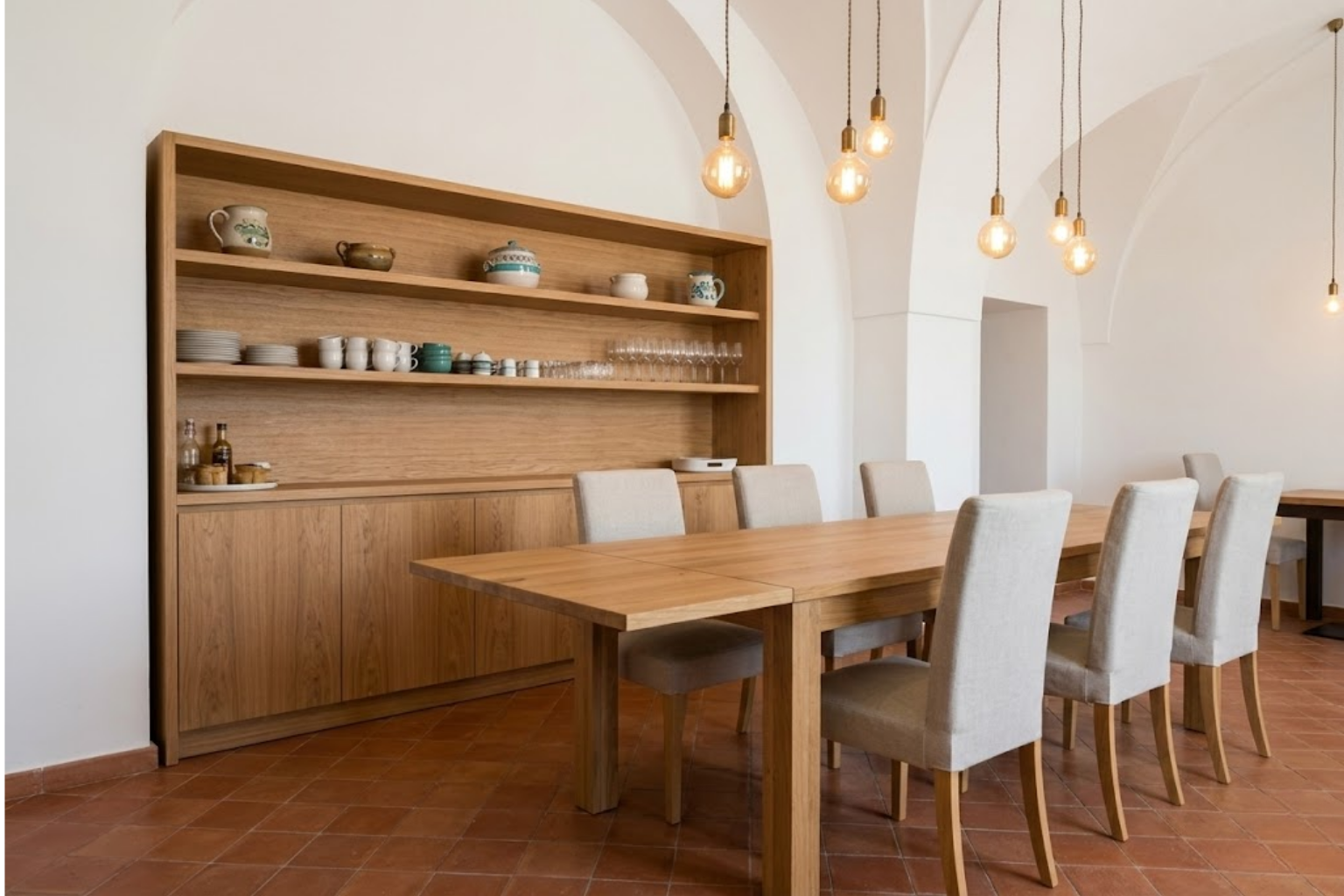 Area colazione su misura per B&B con buffet in rovere e tavolo allungabile a Messina